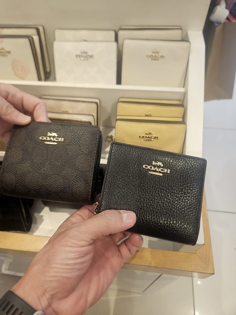 13:56 COACH 的兩個對折短夾，看了沒買