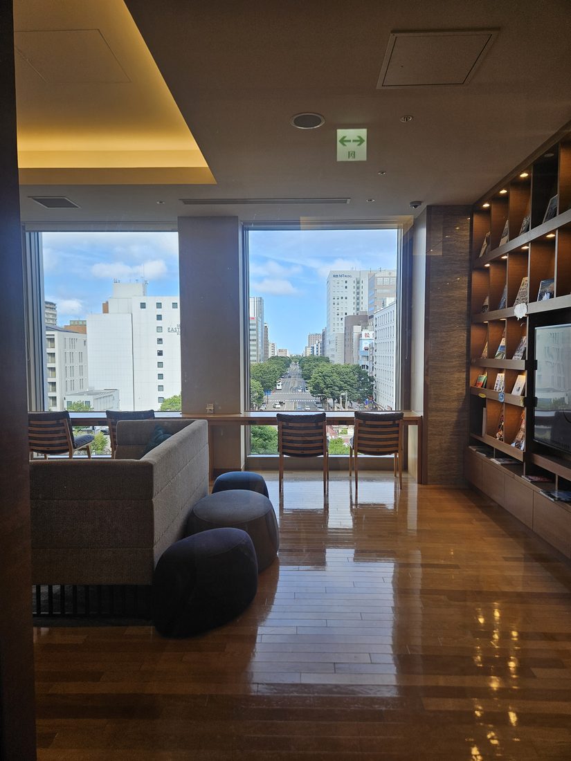 15:28 Lounge 內部，窗外是仙台市街