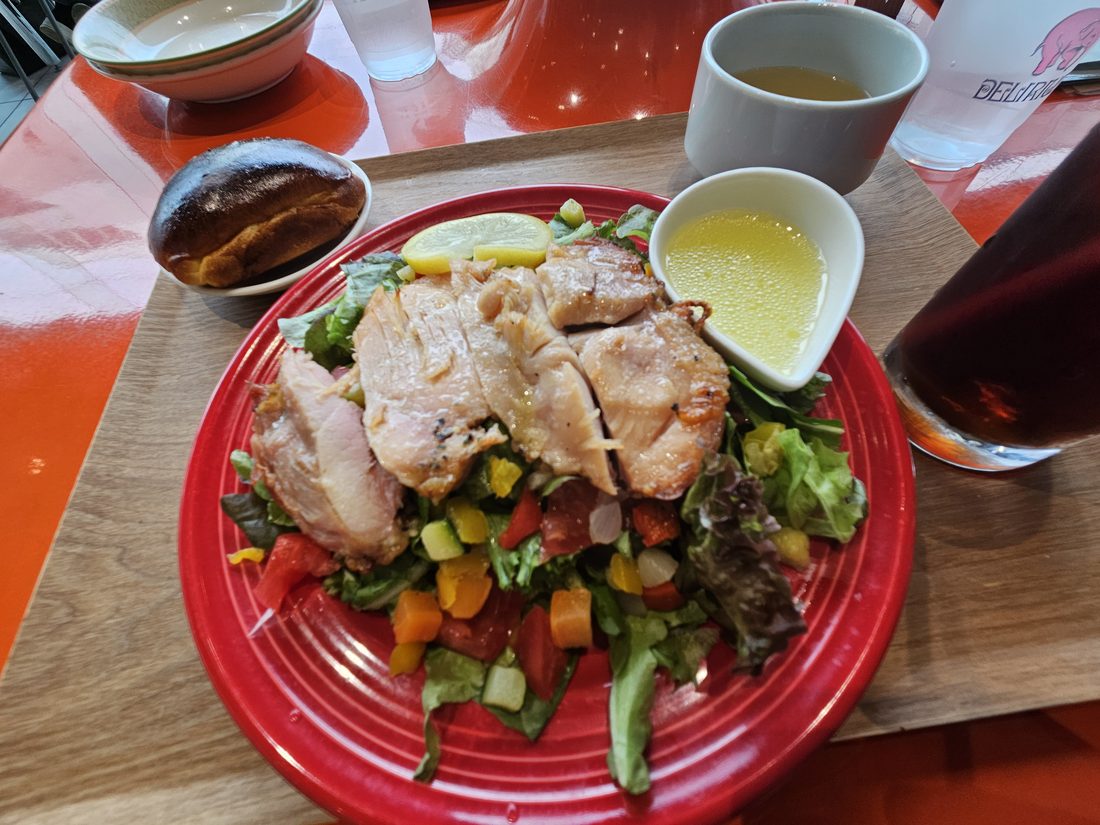 13:26 烤雞肉沙拉與烤麵包