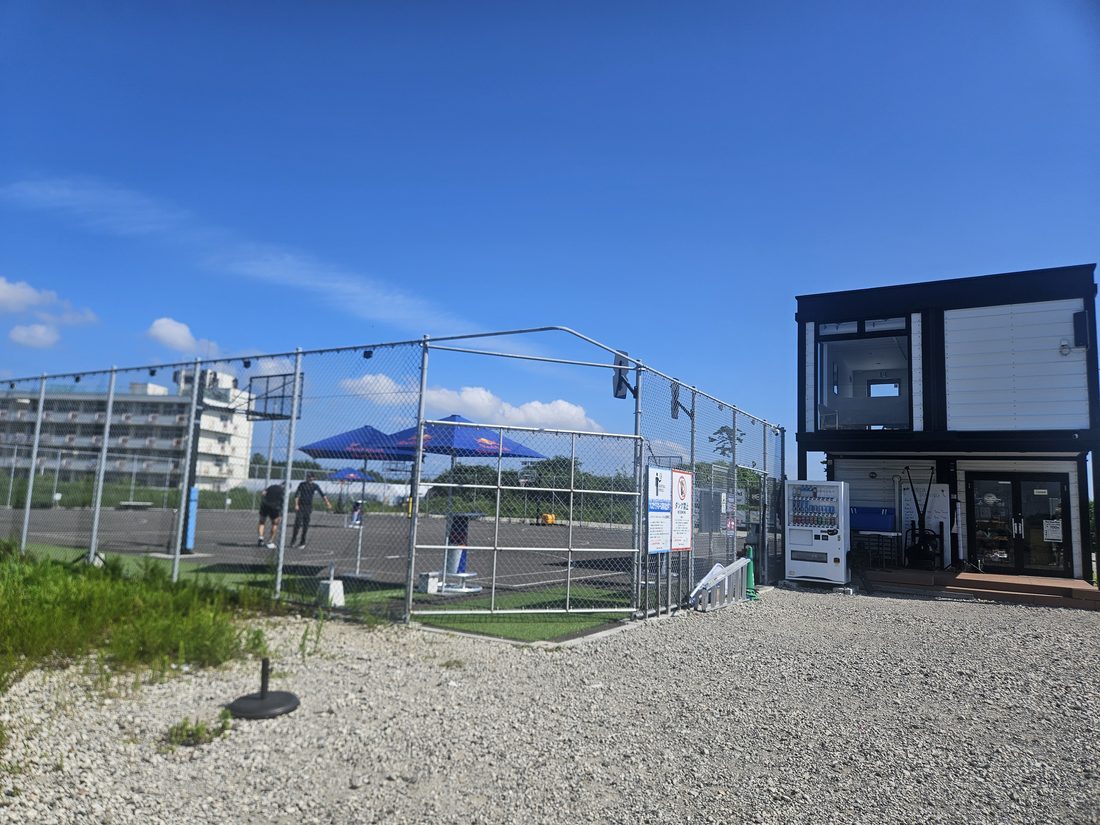 09:08 East Coast Park 的球場與貨櫃建築