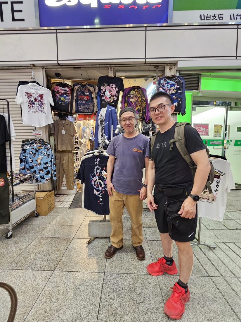18:28 與店家合影