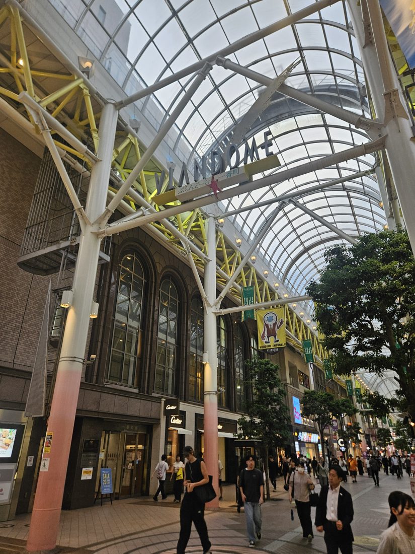 17:54 左轉進 ぶらんどーむ一番町（VLANDOME），右側掛綠旗的是藤崎本館
