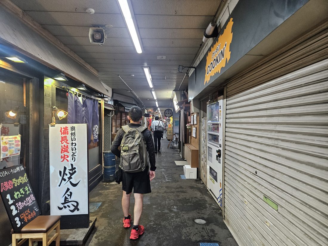 18:03 貼滿海報的橫丁通道