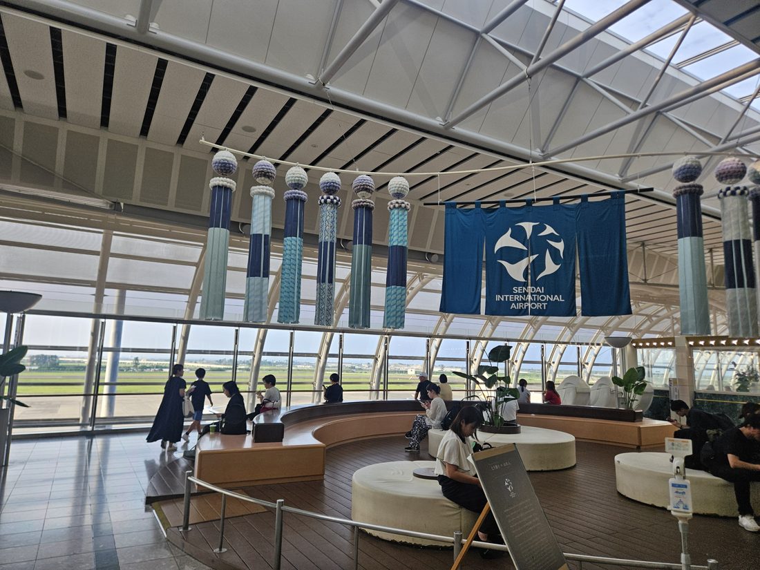 16:56 機場大廳的七夕吹流與 SENDAI INTERNATIONAL AIRPORT 暖簾